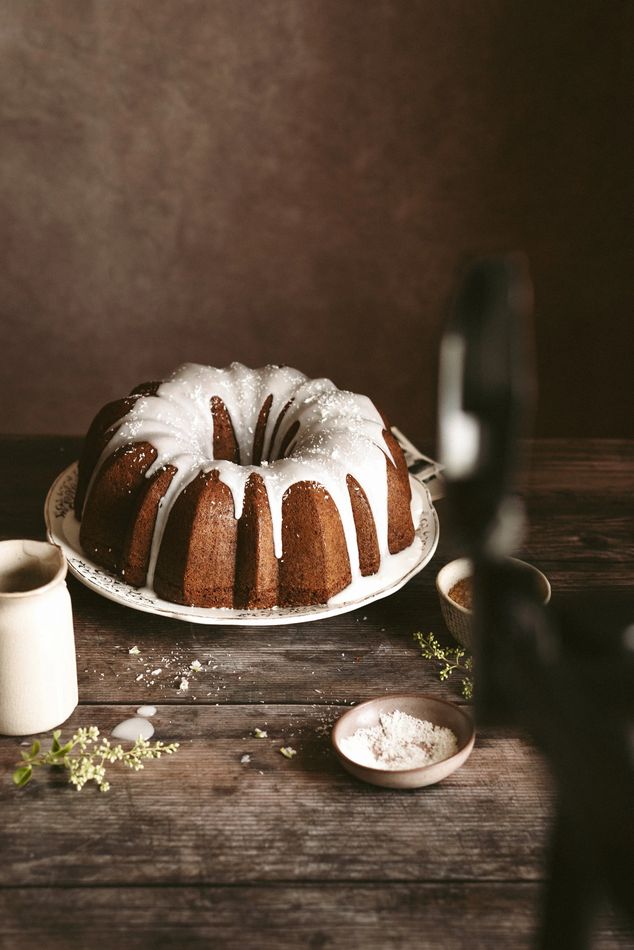 Bundt cake glaseado sobre mesa de madera