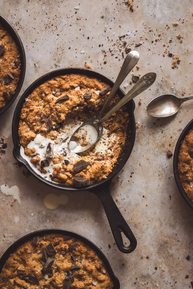 Cookies en sartén de hierro con cucharas