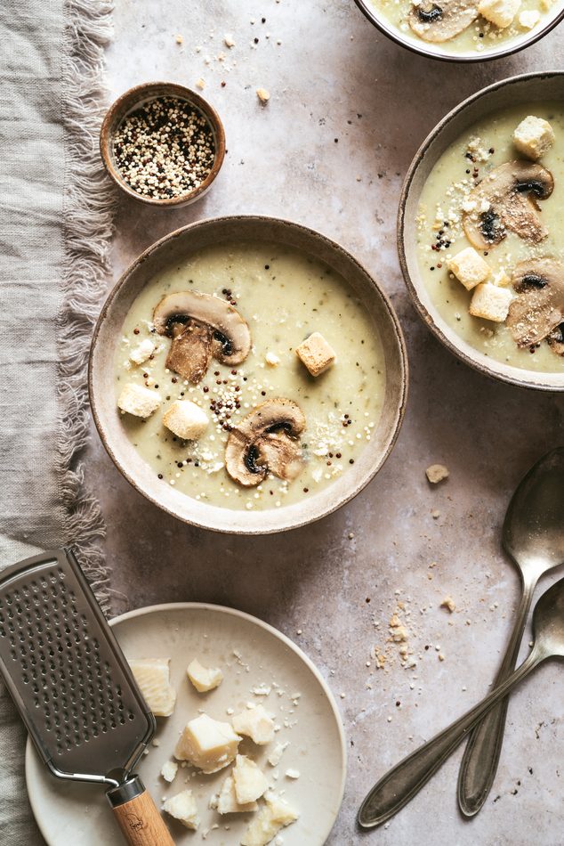 Crema de champiñones con picatostes, quinoa y queso rallado