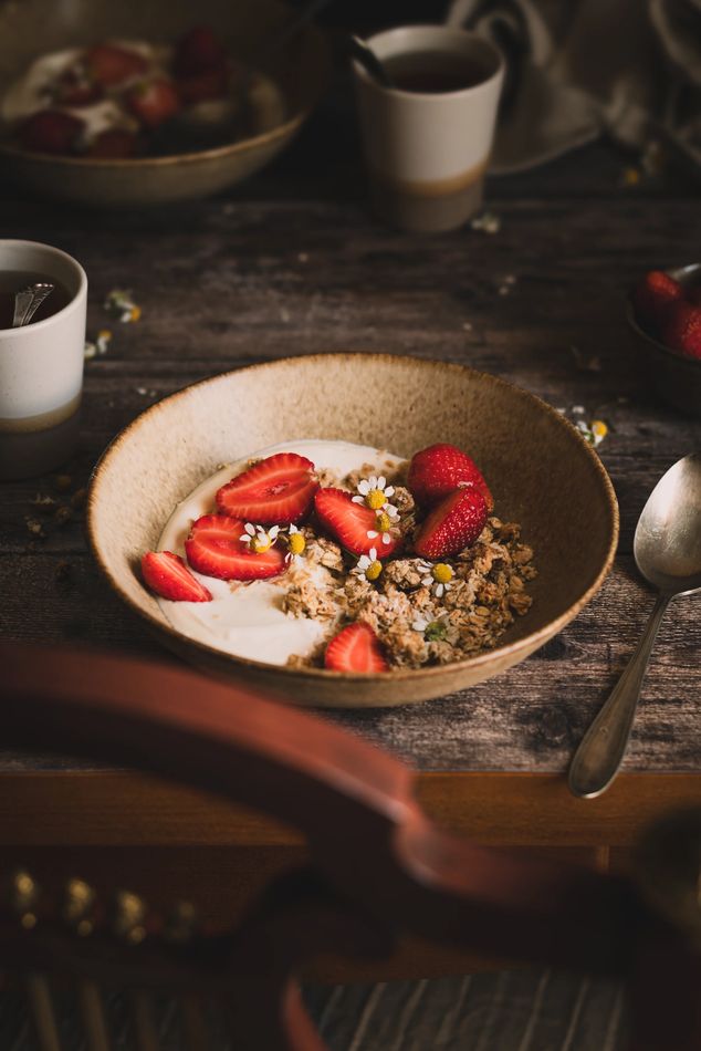 Cuenco de granola con fresas