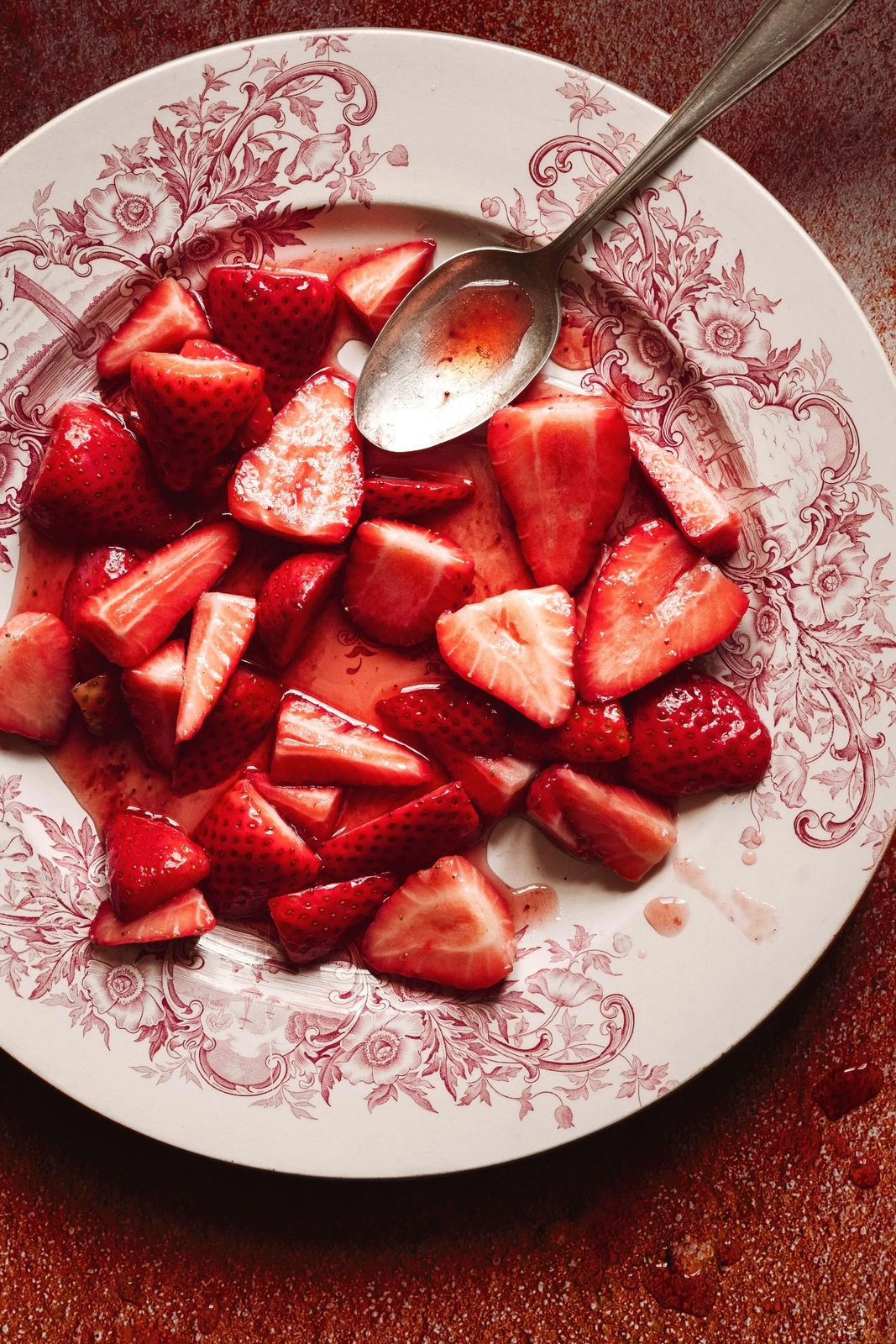 Fresas cortadas en plato de loza roja