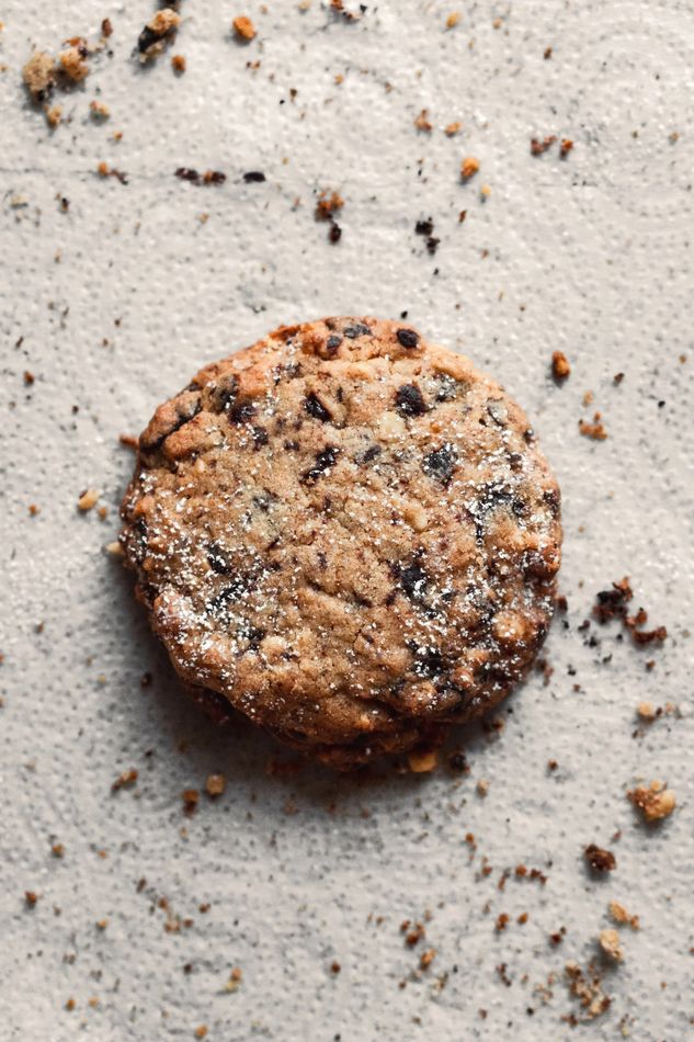 Galleta con pepitas de chocolate sobre fondo claro