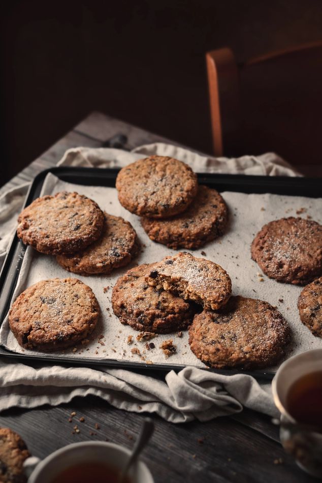 Galletas recién horneadas en bandeja