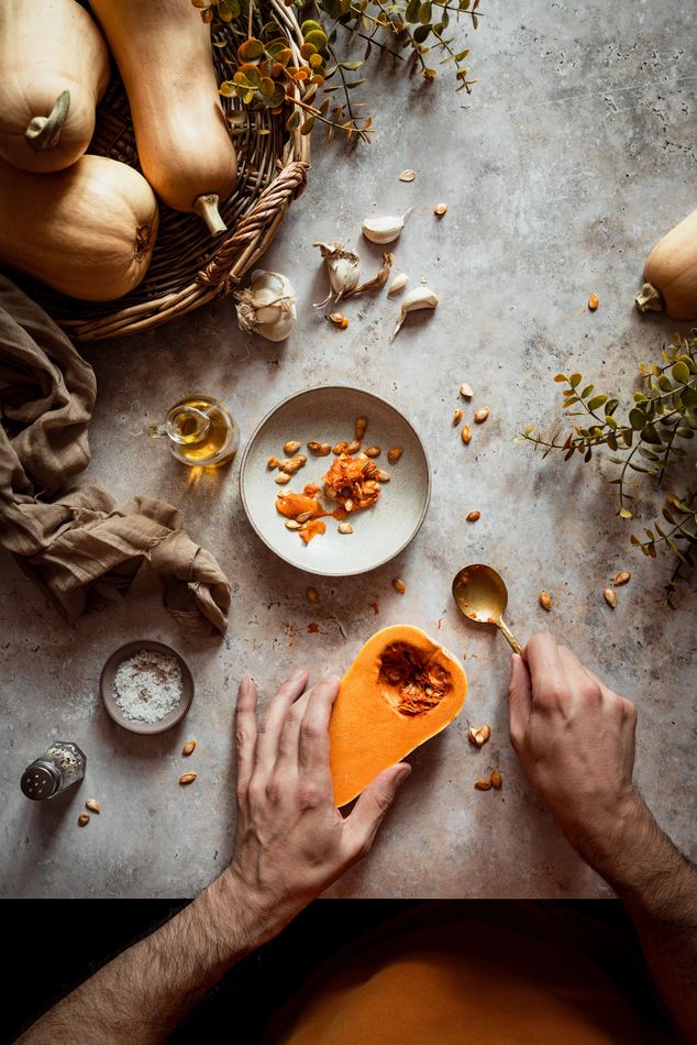 Manos vaciando una calabaza