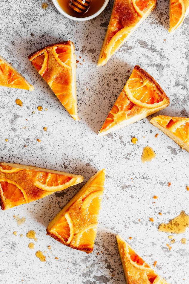Porciones de tarta de naranja sobre mármol